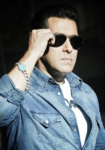 Salman Khan turns barber  Hindustan Times