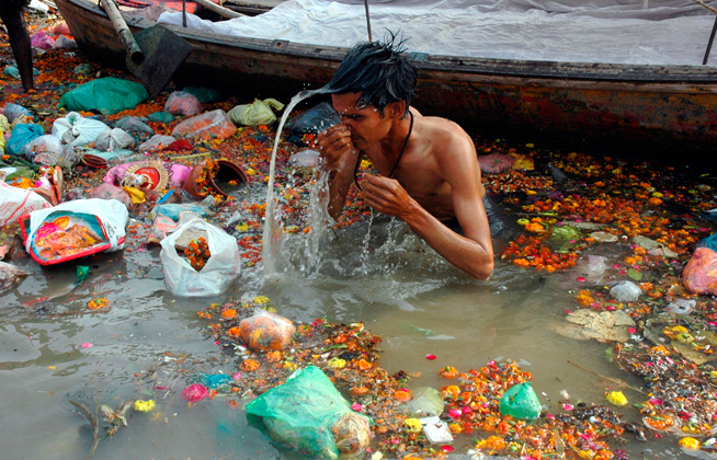 bath_holy_river_polution_india_q_48782