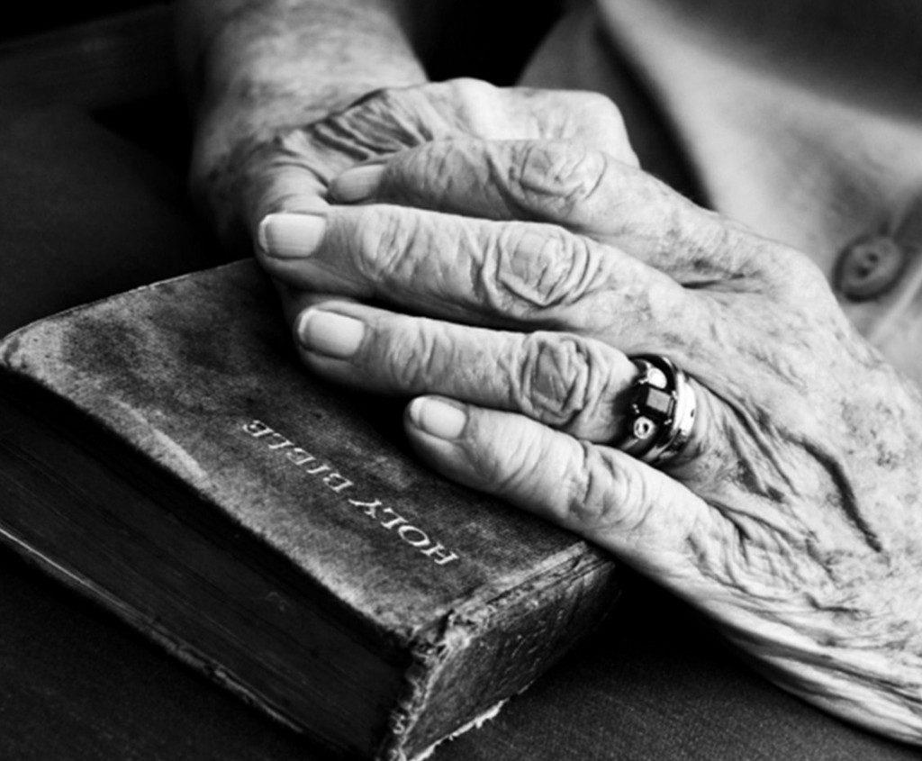 old-hands-bible2